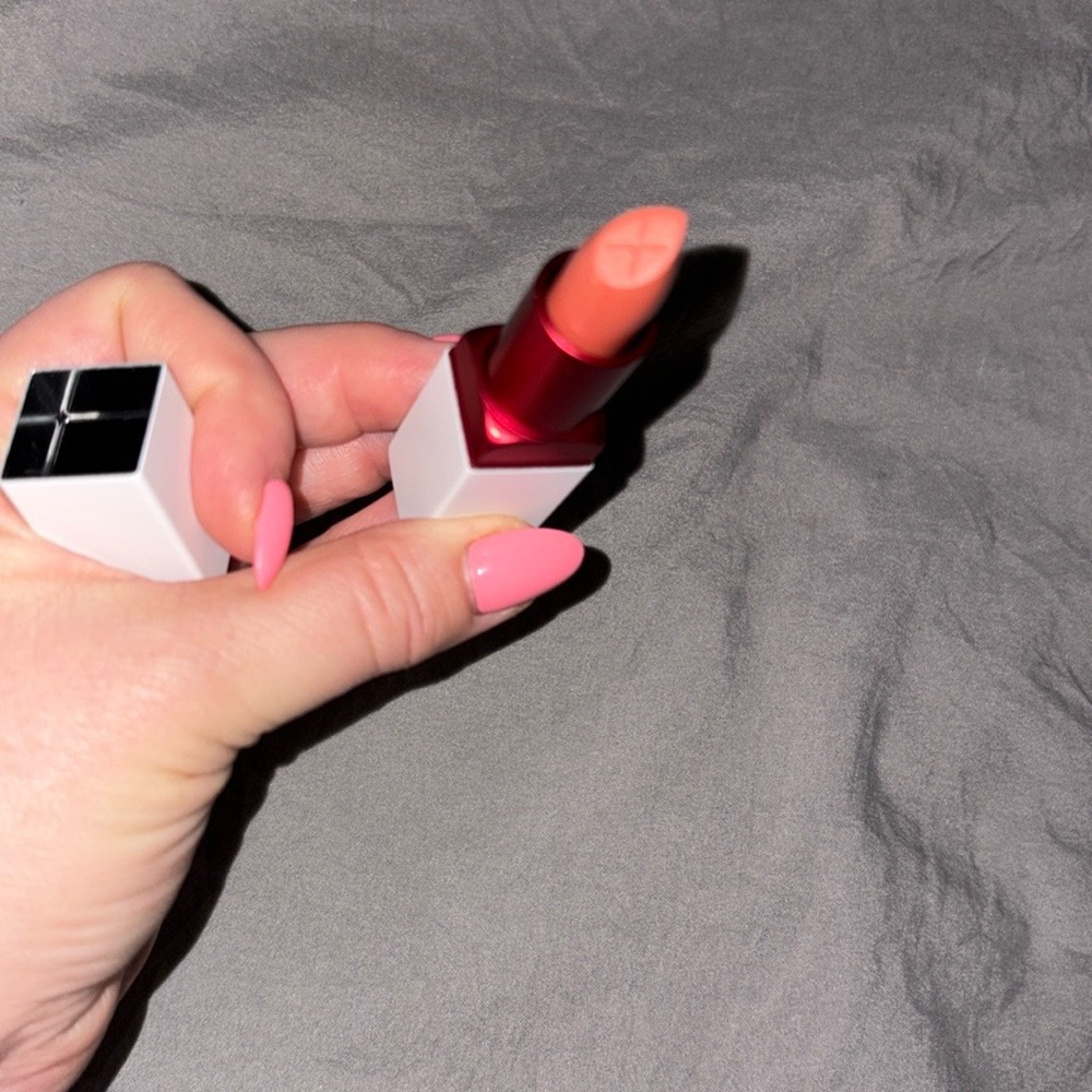 Smashbox “Easy” colored Lipstick Makeup Essential